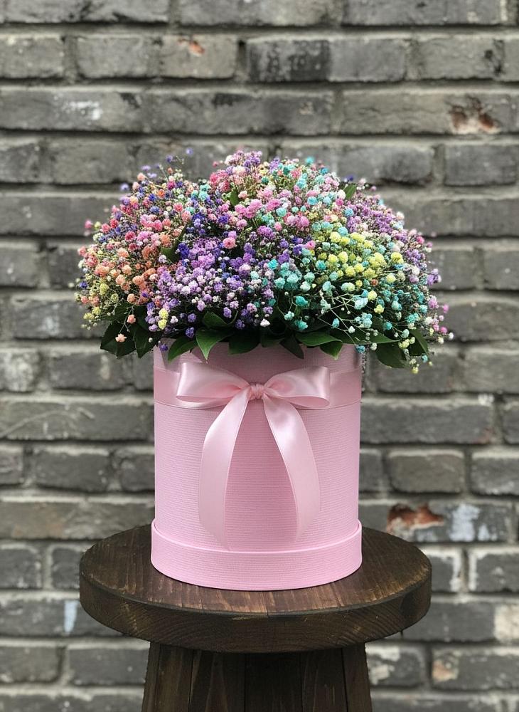 Цветочная композиция из Гипсофила и Розы в шляпной коробке в Солдатской