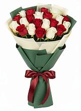 Букет Микс из красных и белых роз в Солдатской