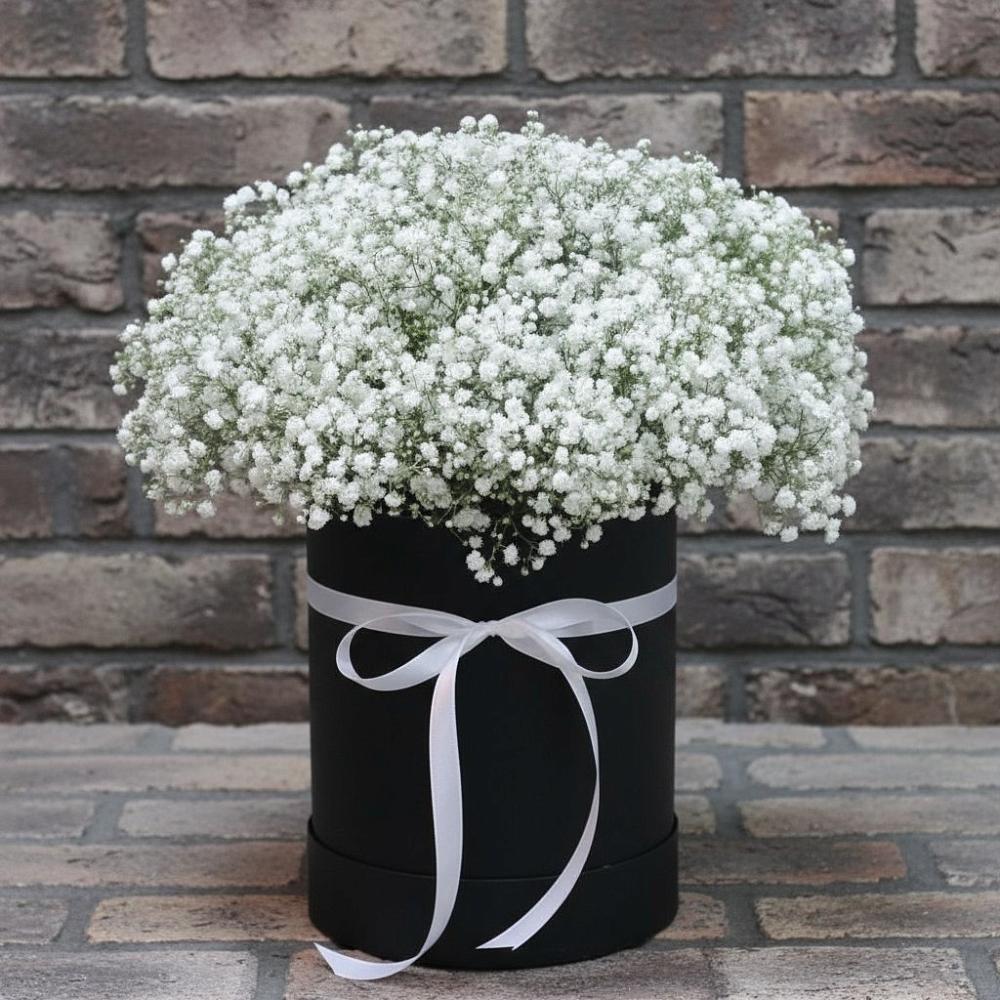 Цветочная композиция из Гипсофила в шляпной коробке в Солдатской