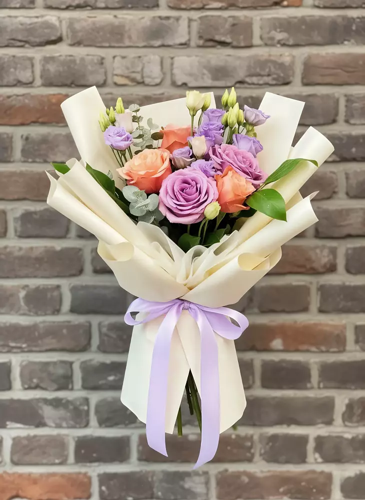 Букет цветов из: Лизиантусы и Розы в Солдатской