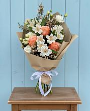 Букет цветов из:  Альстромерии, Лизиантусы, Розы и Хризантемы в Солдатской