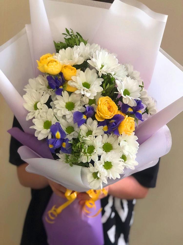 Букет цветов из: Ирисы, Хризантемы и Розы в Солдатской