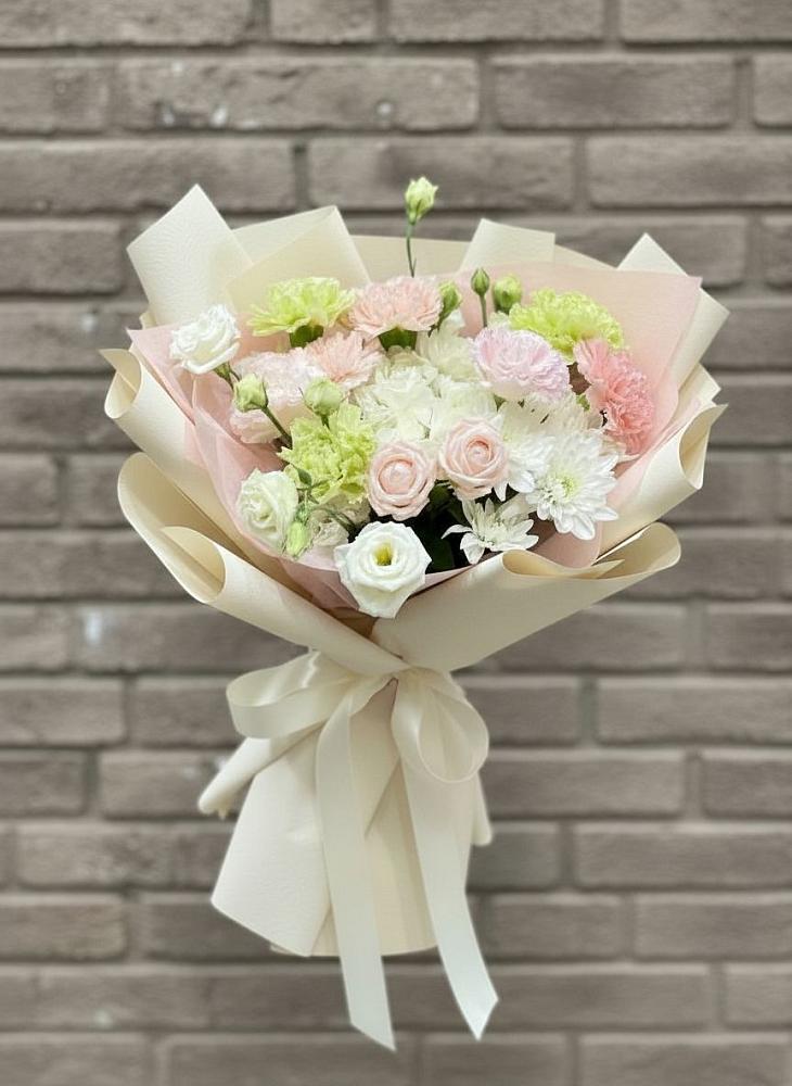 Букет цветов из: Гвоздики, Розы, Лизиантусы и Хризантемы в Солдатской