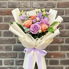 Букет цветов из:  Лизиантусы и Розы в Солдатской