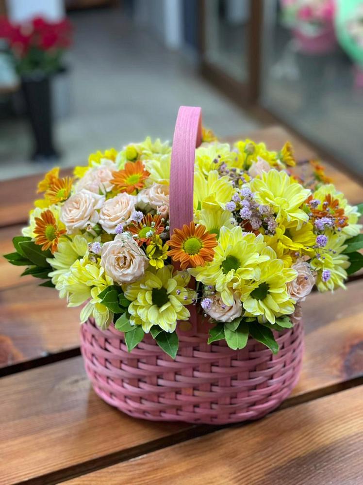 Цветочная композиция из Хризантемы и Розы в корзине в Солдатской
