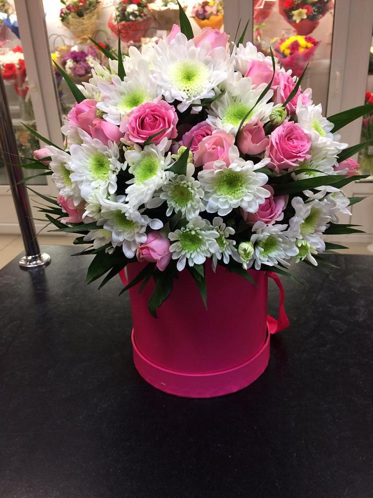 Цветочная композиция из Розы и Хризантемы в шляпной коробке в Солдатской