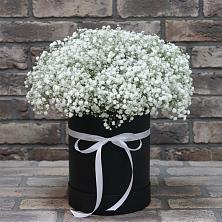 Цветочная композиция из Гипсофила в шляпной коробке в Солдатской