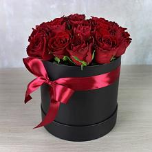 Цветочная композиция из Розы в шляпной коробке в Солдатской