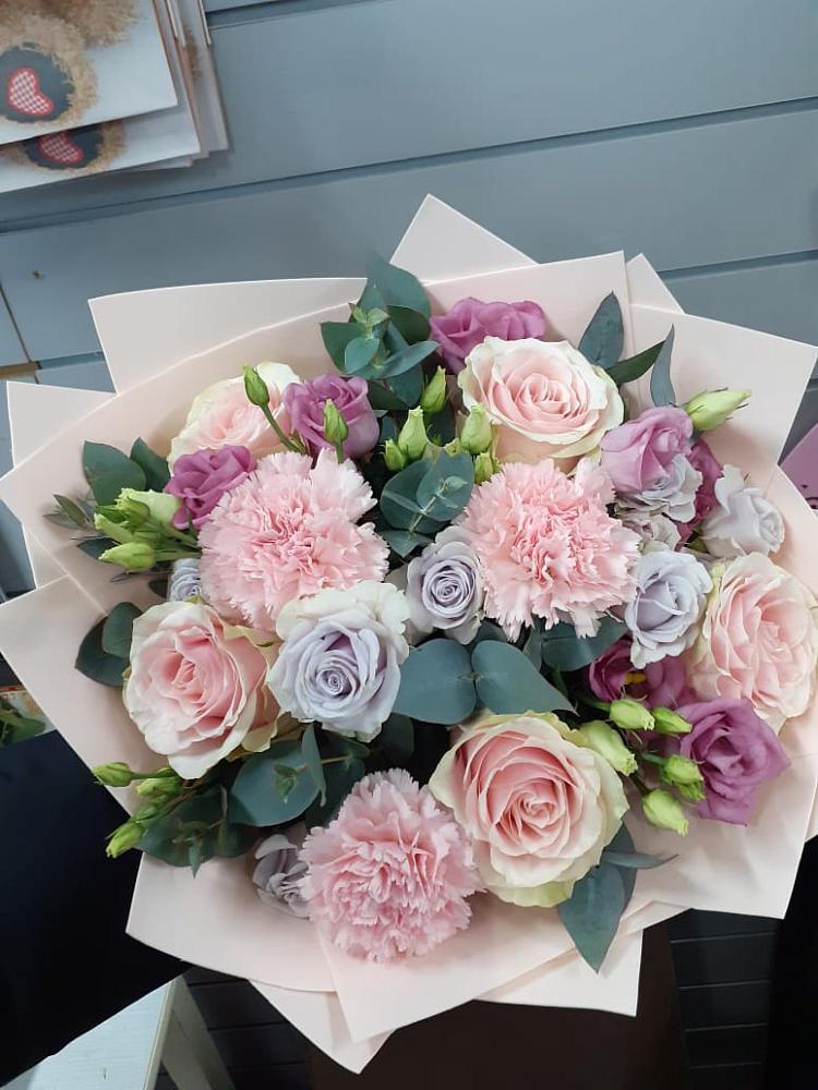 Букет цветов из: Розы, Гвоздики и Лизиантусы в Солдатской