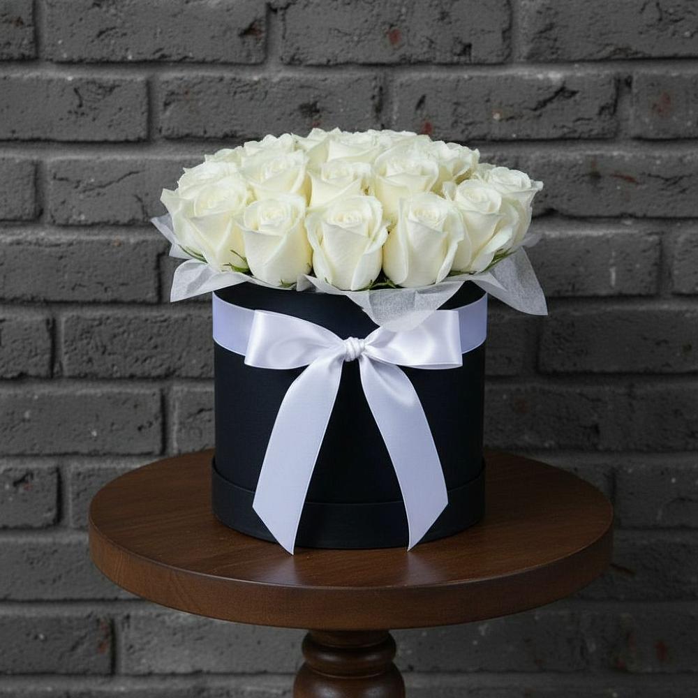 Цветочная композиция из Розы в шляпной коробке в Солдатской