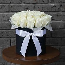 Цветочная композиция из Розы в шляпной коробке в Солдатской